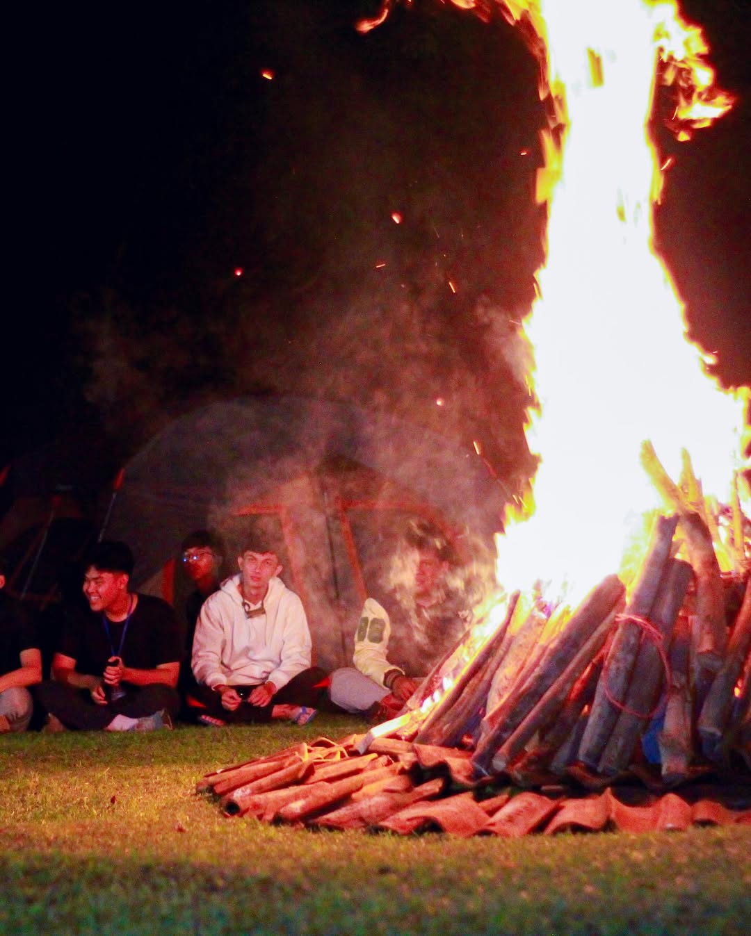 Kebersamaan di Sekitar Api Unggun Kampung Kopi Camp